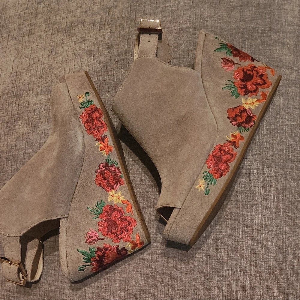 Kenneth Cole Orla Boho Floral Beige Wedge Sandals Size 9